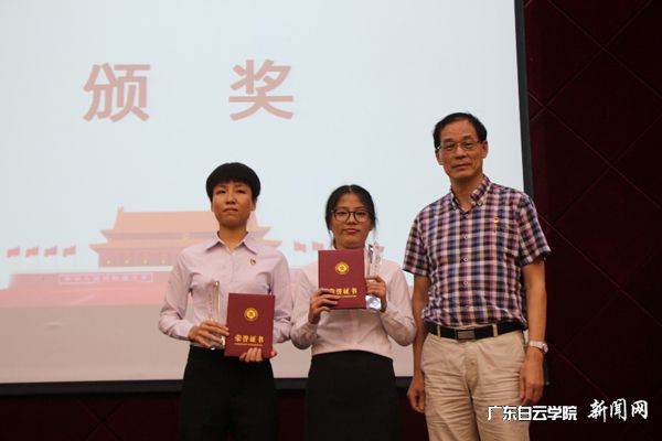 易钢为一等奖颁奖.jpg