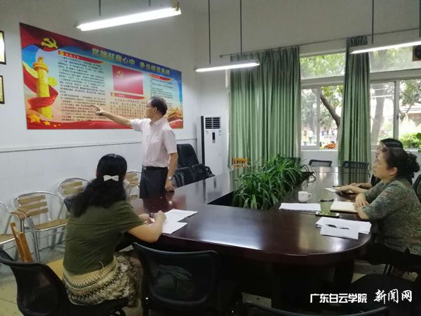 易书记在指导“双带头人”工作室建设.jpg