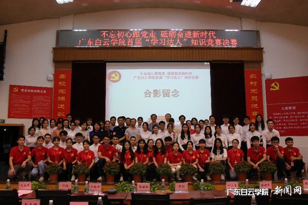 老师和学生合影.jpg