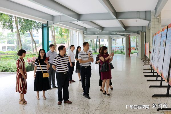 副书记易钢陪同客人参观党建成果展.jpg