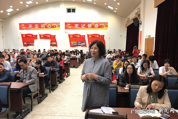 党课过程中与学员互动.png