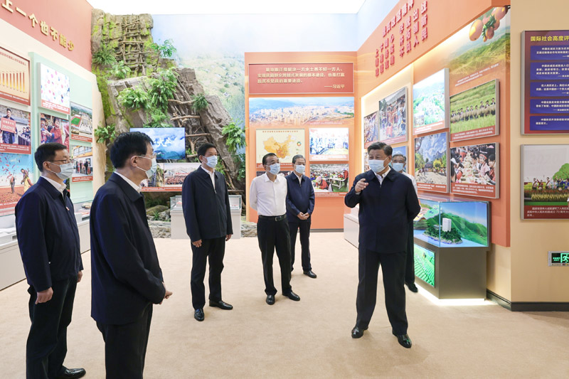 9月27日,党和国家领导人习近平、李克强、栗战书、汪洋、王沪宁、赵乐际、韩正等在北京展览馆参观“奋进新时代”主题成就展。