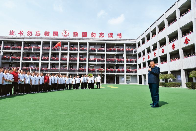 2021年9月13日至14日,中共中央总书记、国家主席、中央军委主席习近平在陕西省榆林市考察。这是14日上午,习近平在绥德实验中学考察时,同师生亲切交流。 新华社记者 谢环驰/摄