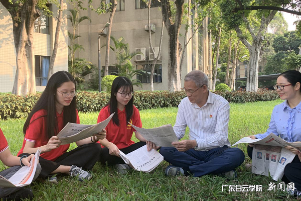 党委副书记易钢指导学生党员学习党的政策.png