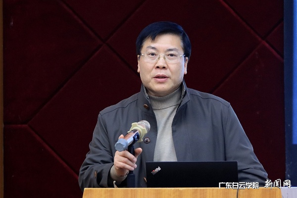 黄大乾校长在中层干部述职会上讲话.jpg