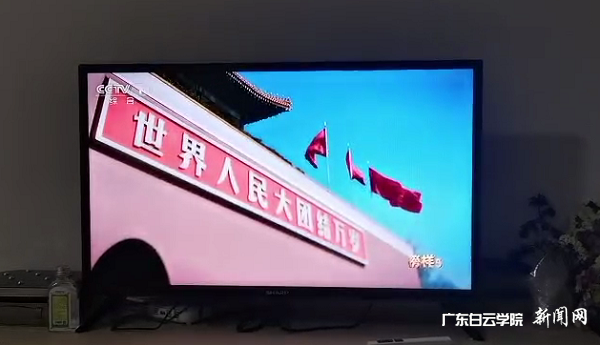 党员观看《榜样5》专题节目.png