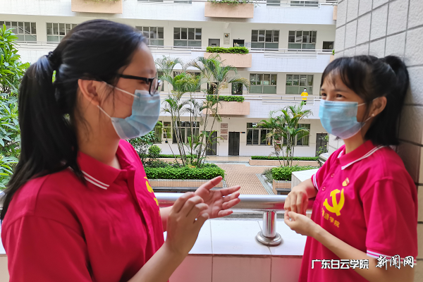 学生党员之间谈心谈话.png