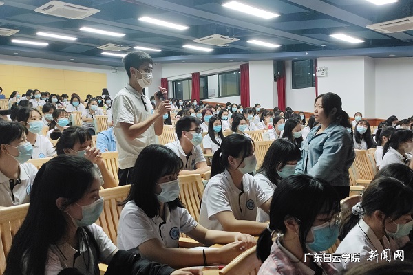 同学积极发言.jpg