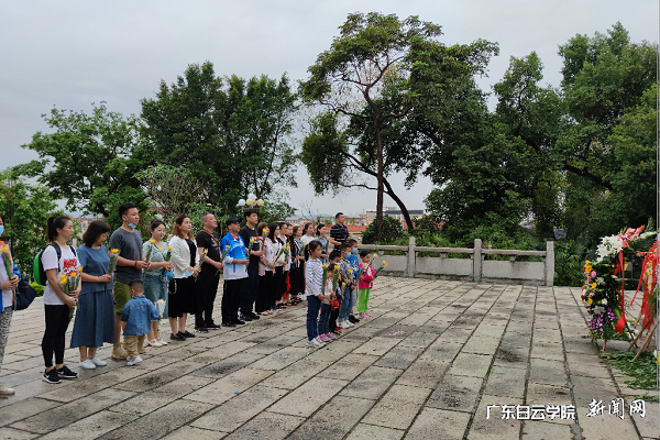 全体党员给西海抗日战争烈士献花 (2).png