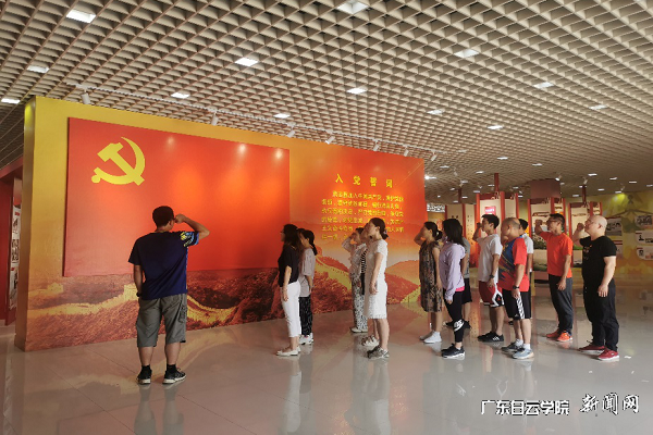 教工党支部组织委员易志成教授带领老师重温入党誓词.png