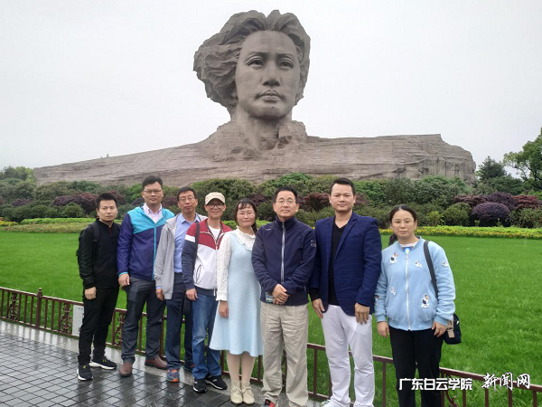 橘子洲头毛泽东雕塑前合影.png