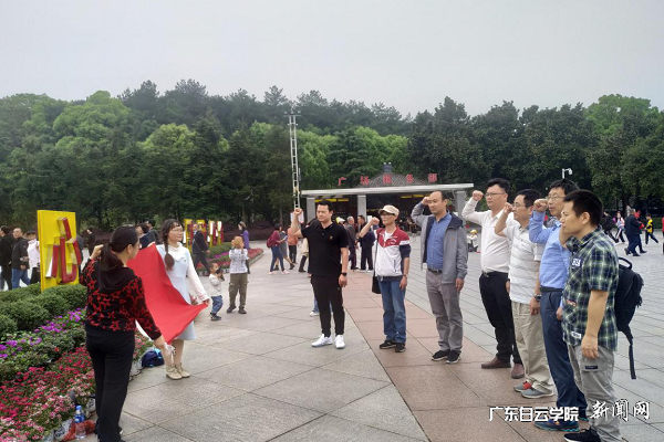 应用经济学院教工党支部在毛泽东广场举行党员誓词宣誓仪式.png