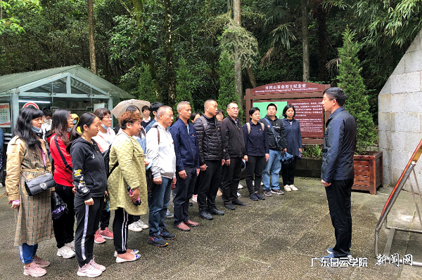 在烈士陵园现场学习.png