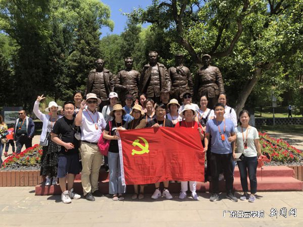 枣园合影留念.jpg