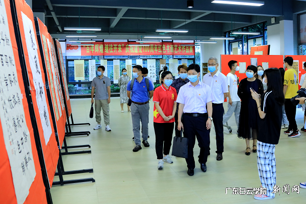 指导组参观我校“红色书画”作品展.png