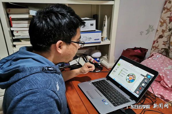 马先华书记主讲《追梦筑梦》.jpg