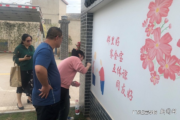 教工党支部书记方建松现场指导墙绘2.jpg