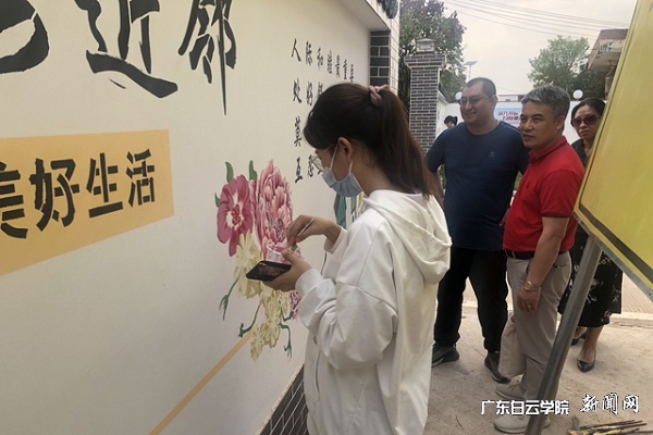 教工党支部书记方建松现场指导墙绘1.jpg
