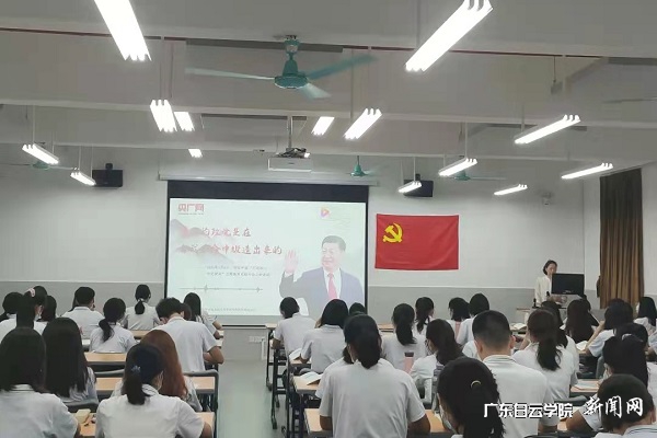 李志华书记为同学们授课.jpg