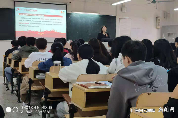 程玮副校长讲授“第一课”.png