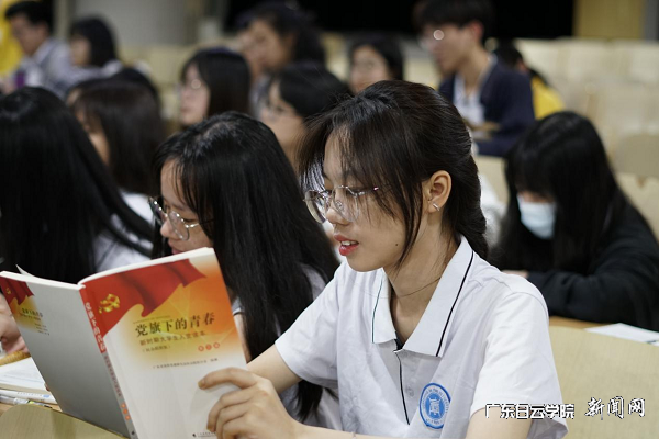 学员们认真听讲.png