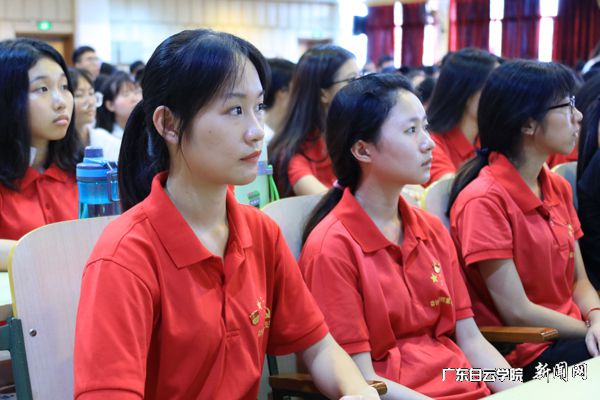 现场党员认真聆听1.jpg
