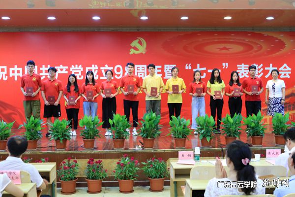 吴立平为获奖个人颁奖.jpg