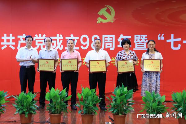 刘剑锋为获奖单位代表颁奖.jpg