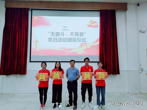 程林老师(中)为获奖代表颁奖.jpg