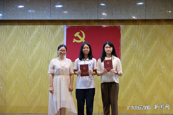 贺满云书记(左一)给一等奖获得者颁奖.jpg