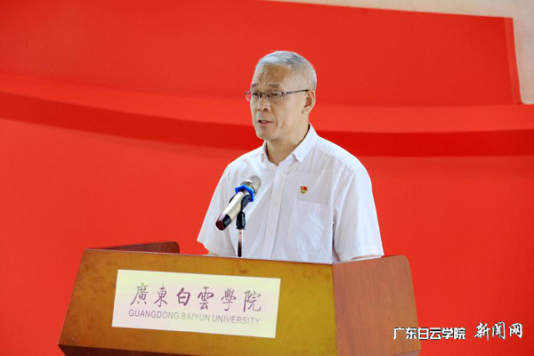 党委副书记易钢介绍党建与思政教育基地基本概况.png
