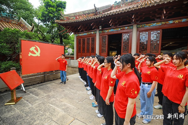 全体党员宣誓.jpg