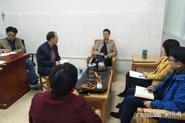 学校党委书记刘剑锋(中)出席建筑工程学院党政联席会议.png
