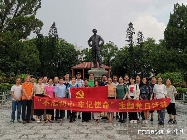 红场上合影留念.jpg