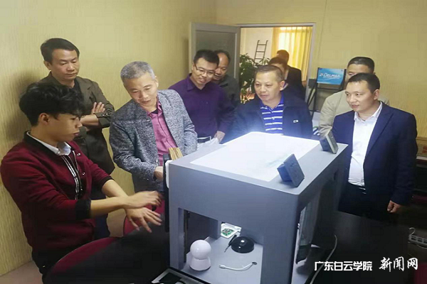 察看现代智能家居配套生产线.png