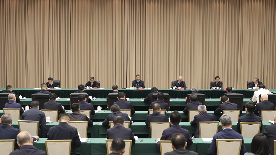 12月17日下午,中共中央总书记、国家主席、中央军委主席习近平在海南三亚听取海南省委和省政府工作汇报,发表了重要讲话。