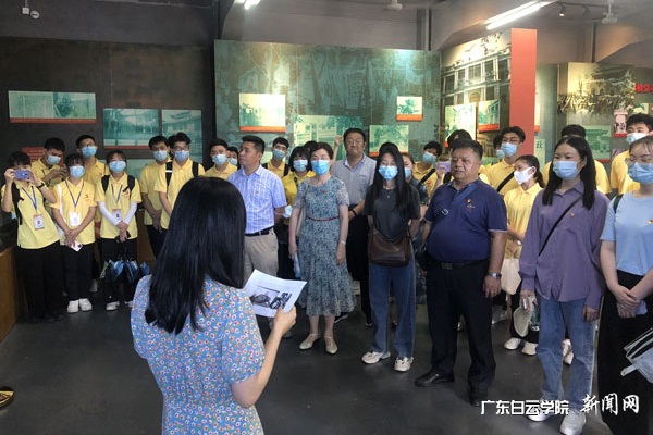 冯甜甜副院长讲述“革命老团长”故事.jpg
