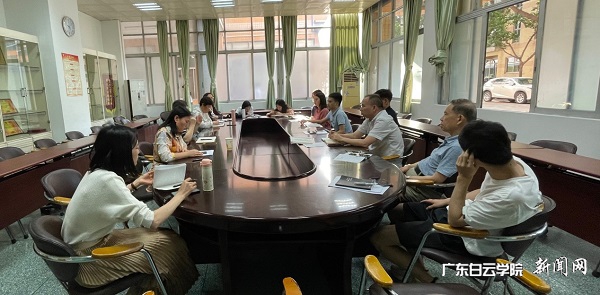 马克思主义学院西区全体教师在进行交流.jpg