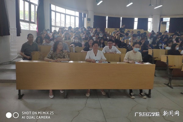 马院老师和学生在听课.jpg