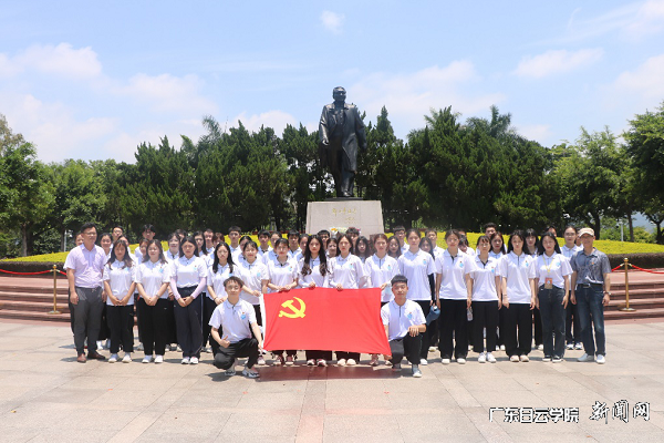莲花山上全景留念.png
