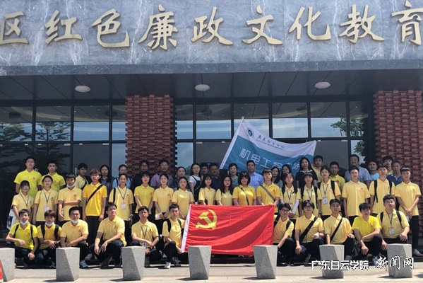 全体党员合影.jpg