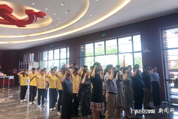 60余名党员同志重温了入党誓言.jpg