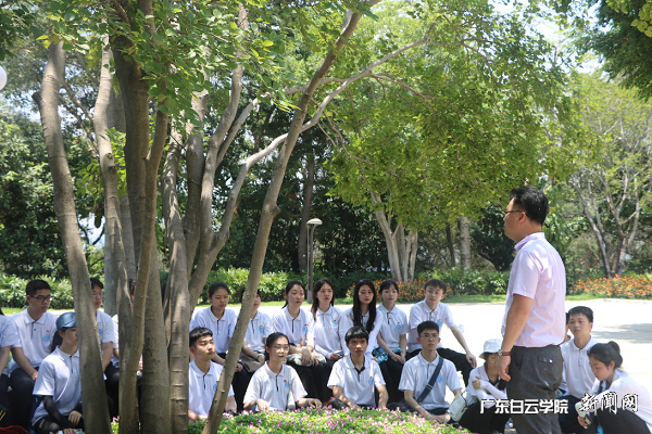 学院党委书记张泽彬向同学们讲授微党课.png