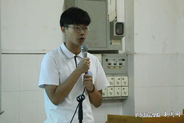学生代表发言.png