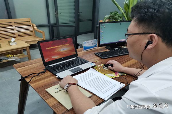 应用经济学院分党委书记张泽彬主持会议.jpg
