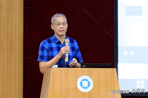党委副书记易钢在报告会上讲话.png